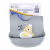 Babador de silicone da marca NYBC Beauty, na cor cinza. O babador possui uma estampa de um urso amarelo com a frase "egg milk" impressa. A embalagem do produto é uma cartela plástica com informações sobre o fabricante e um código QR.