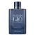 Frasco de perfume Acqua di Gio Profondo da Giorgio Armani, com design elegante em tons de azul escuro e detalhes em prata. O rótulo exibe o nome da marca e da fragrância em letras brancas.