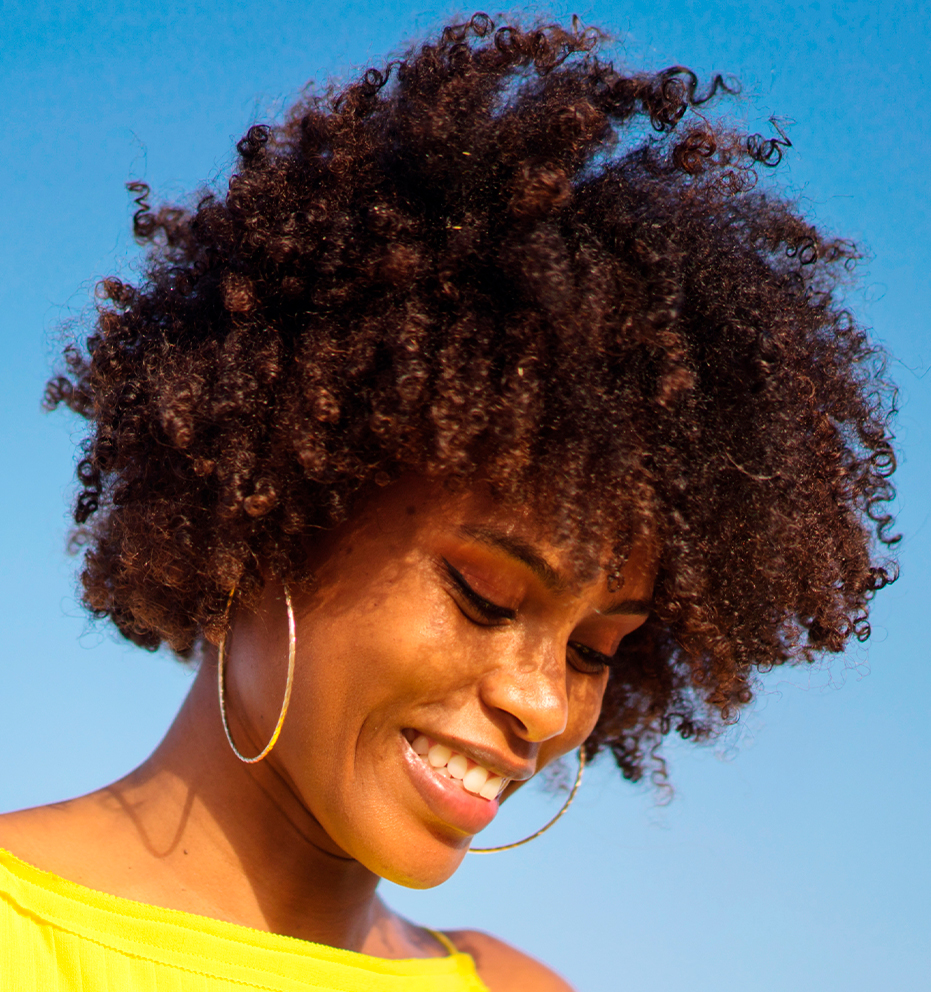 Cabelo e férias: cuidados com os fios na piscina, praia e campo