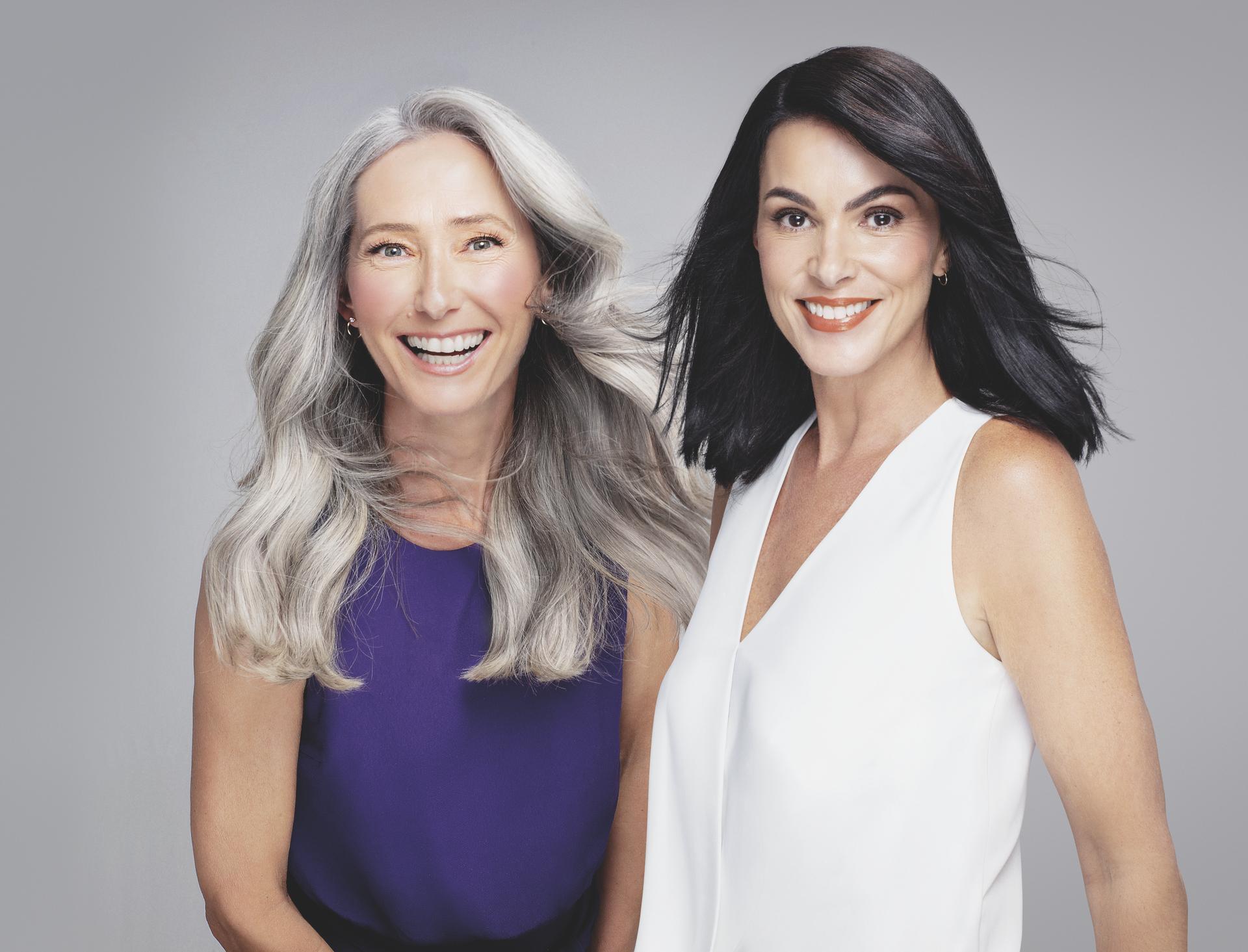 Uma modelo à esquerda com cabelo branco e uma modelo à direita com cabelos pretos.