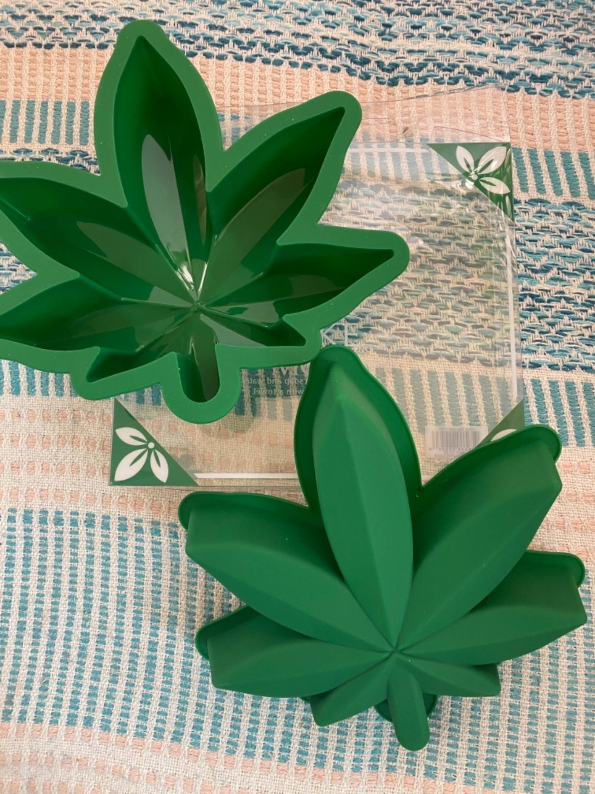 pot leaf cake pan