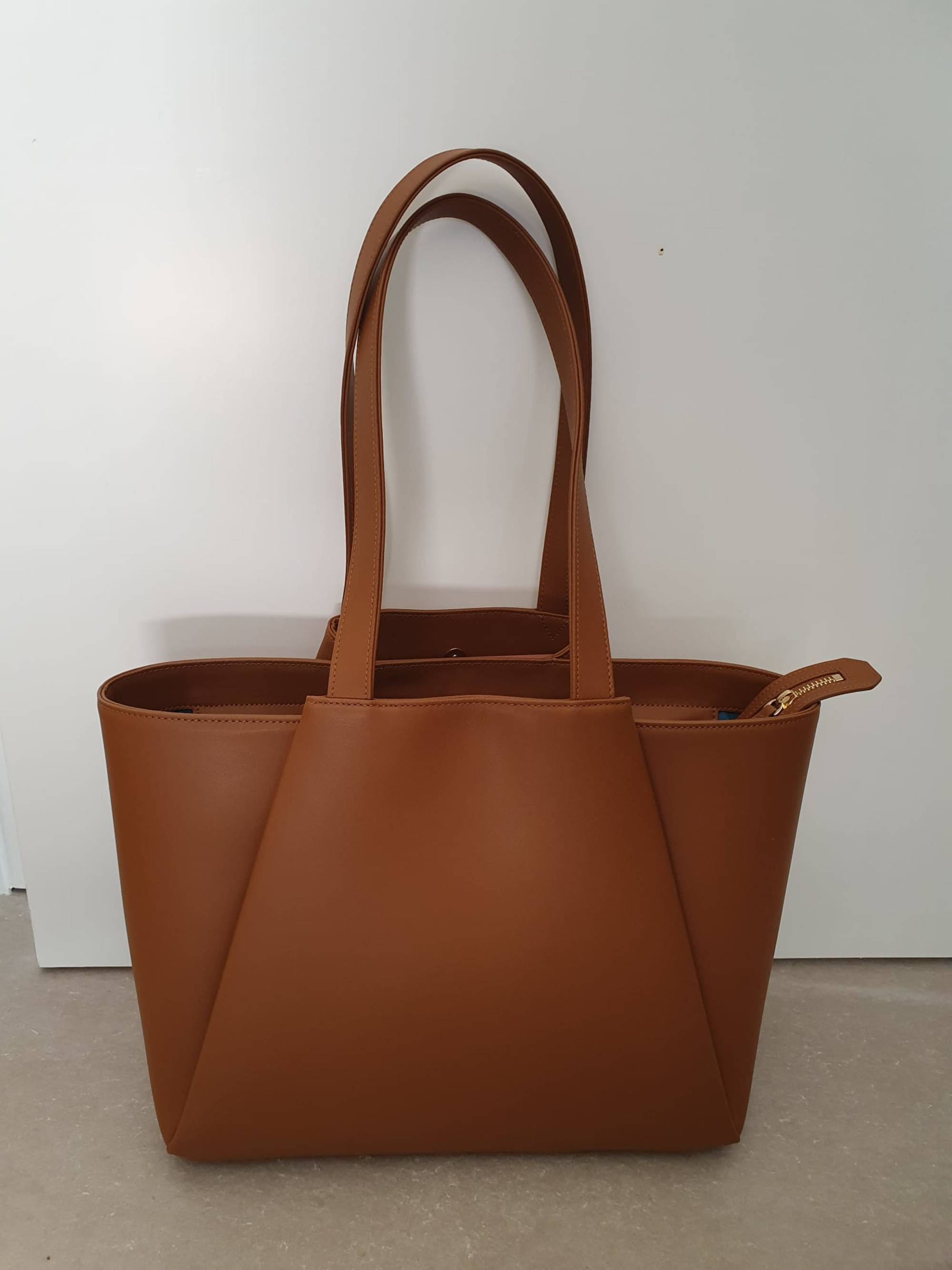 The Midi Pyramid tote bag for women – KAAI