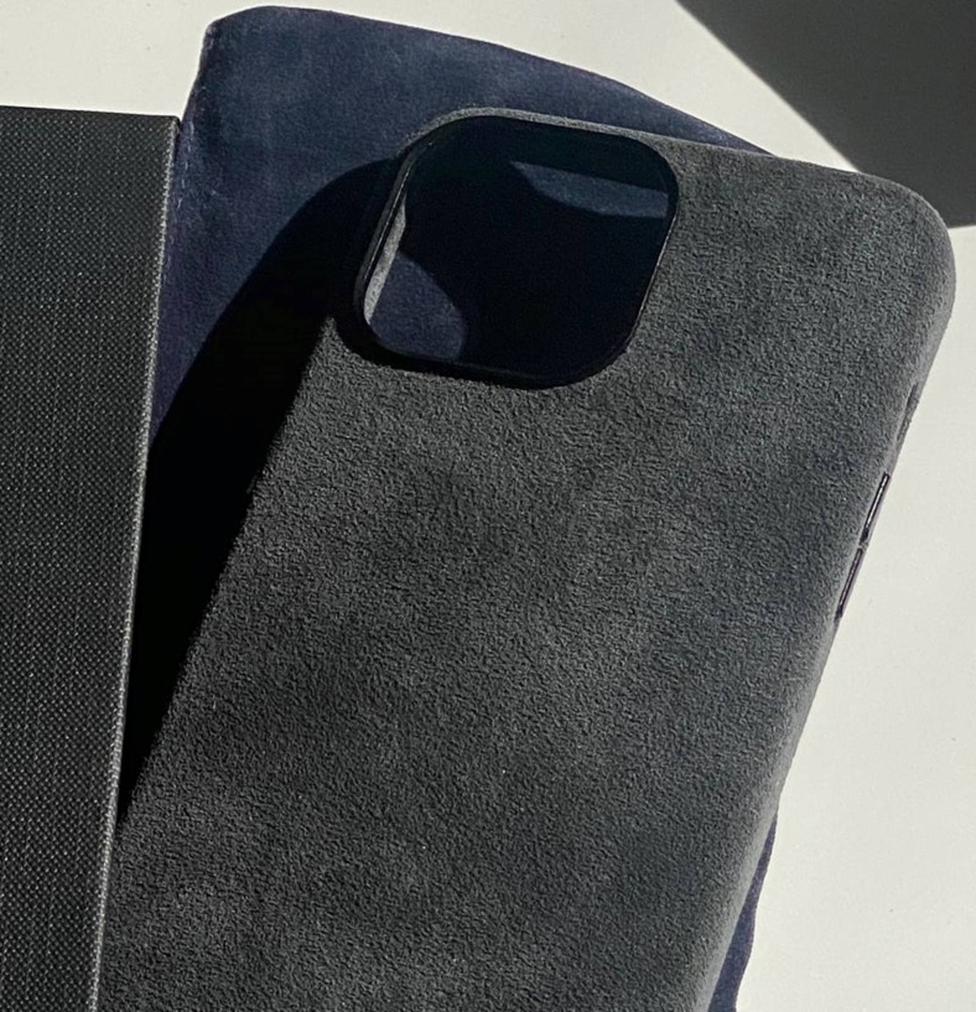 Alcantara MagSafe -kotelo iPhone 13:lle — فلمبان1