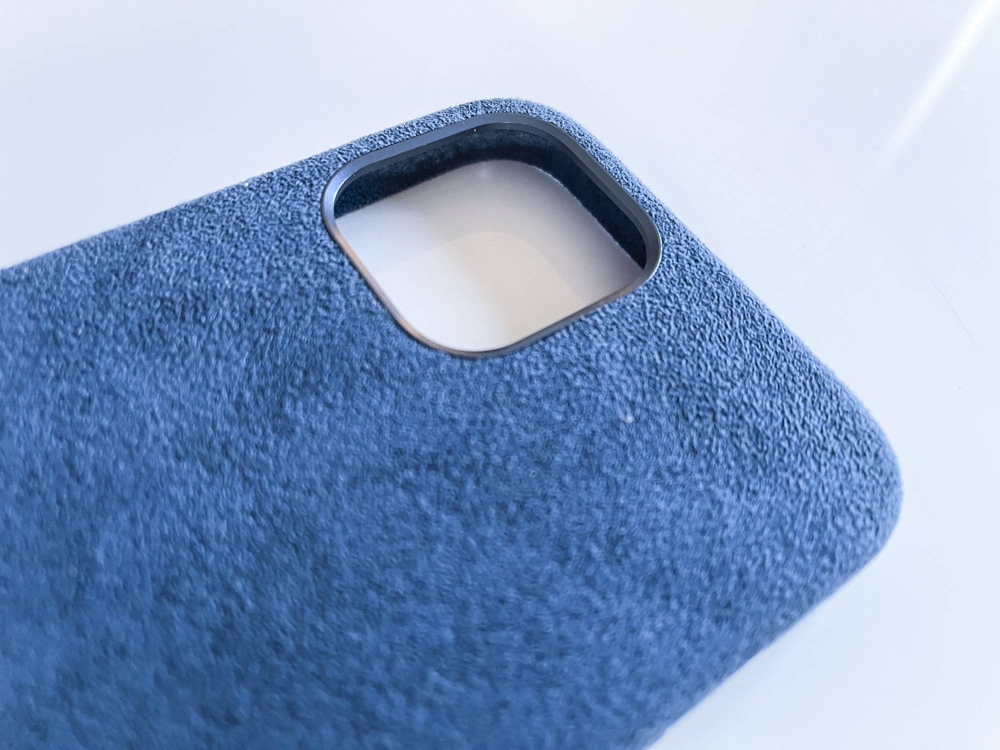 Alcantara MagSafe -kotelo iPhone 13:lle — Bennett11