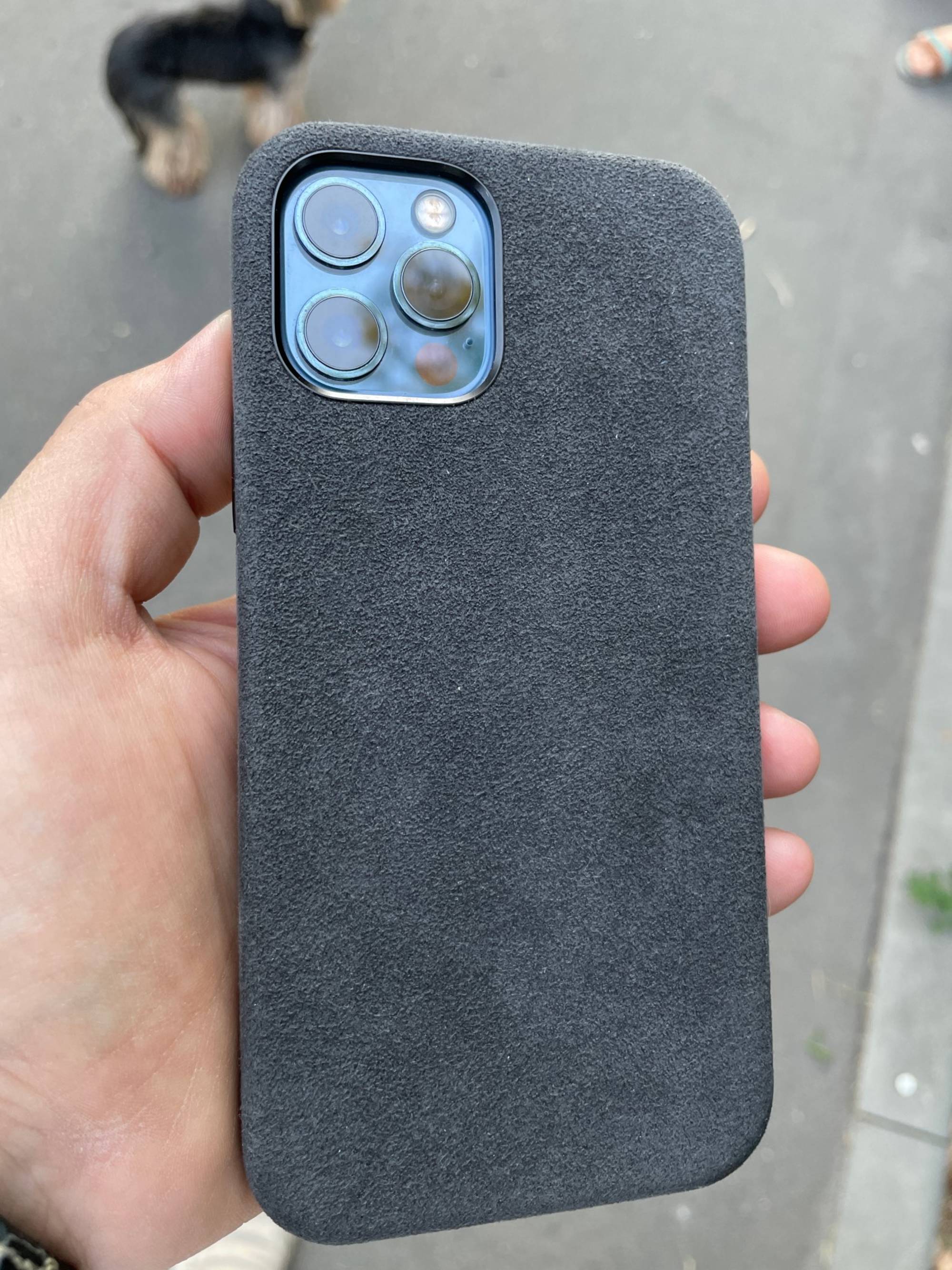 Alcantara MagSafe -kotelo iPhone 13:lle — Mr.Gutmann