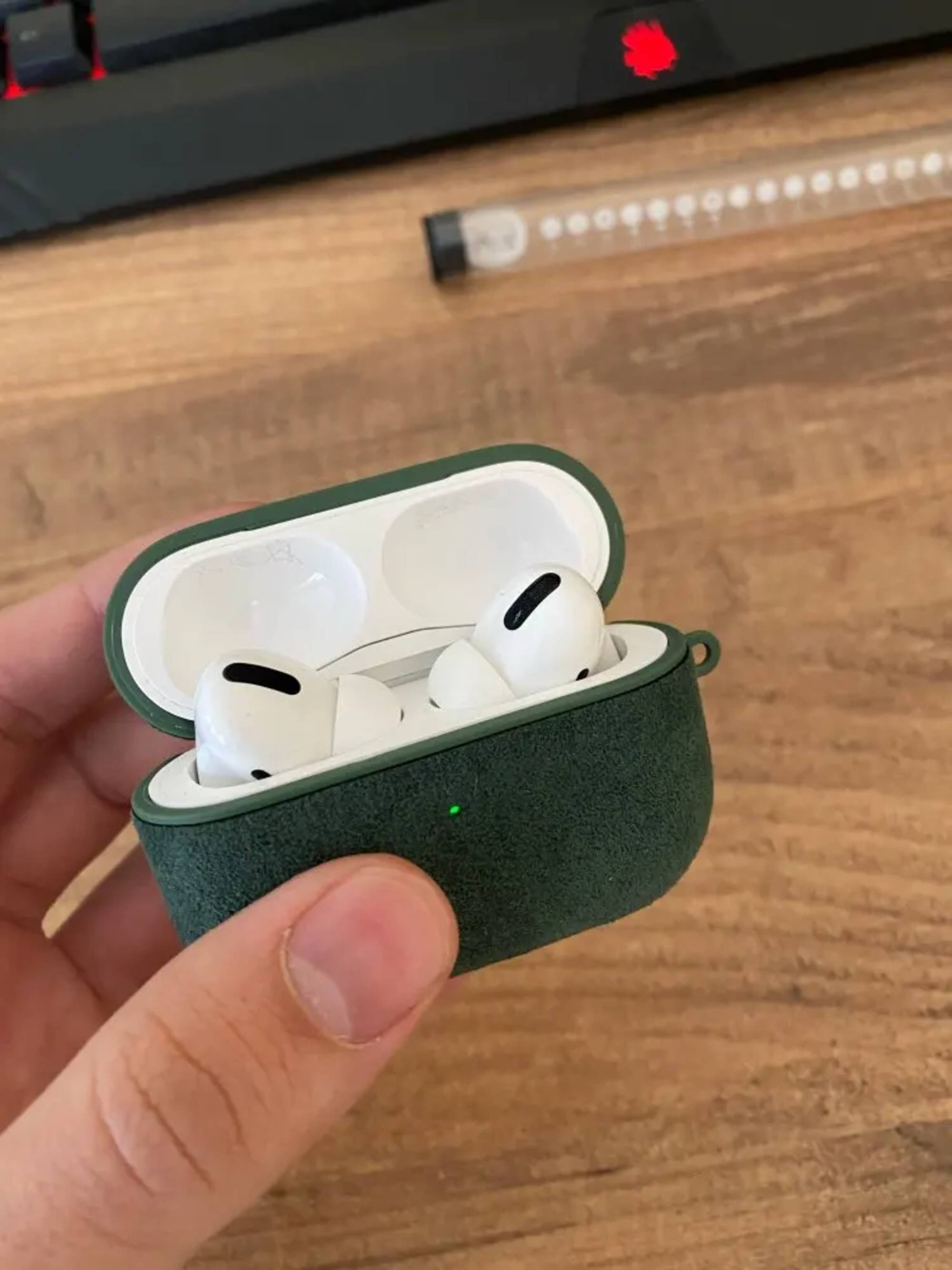 Funda para Airpods de Alcántara — Kertzmann
