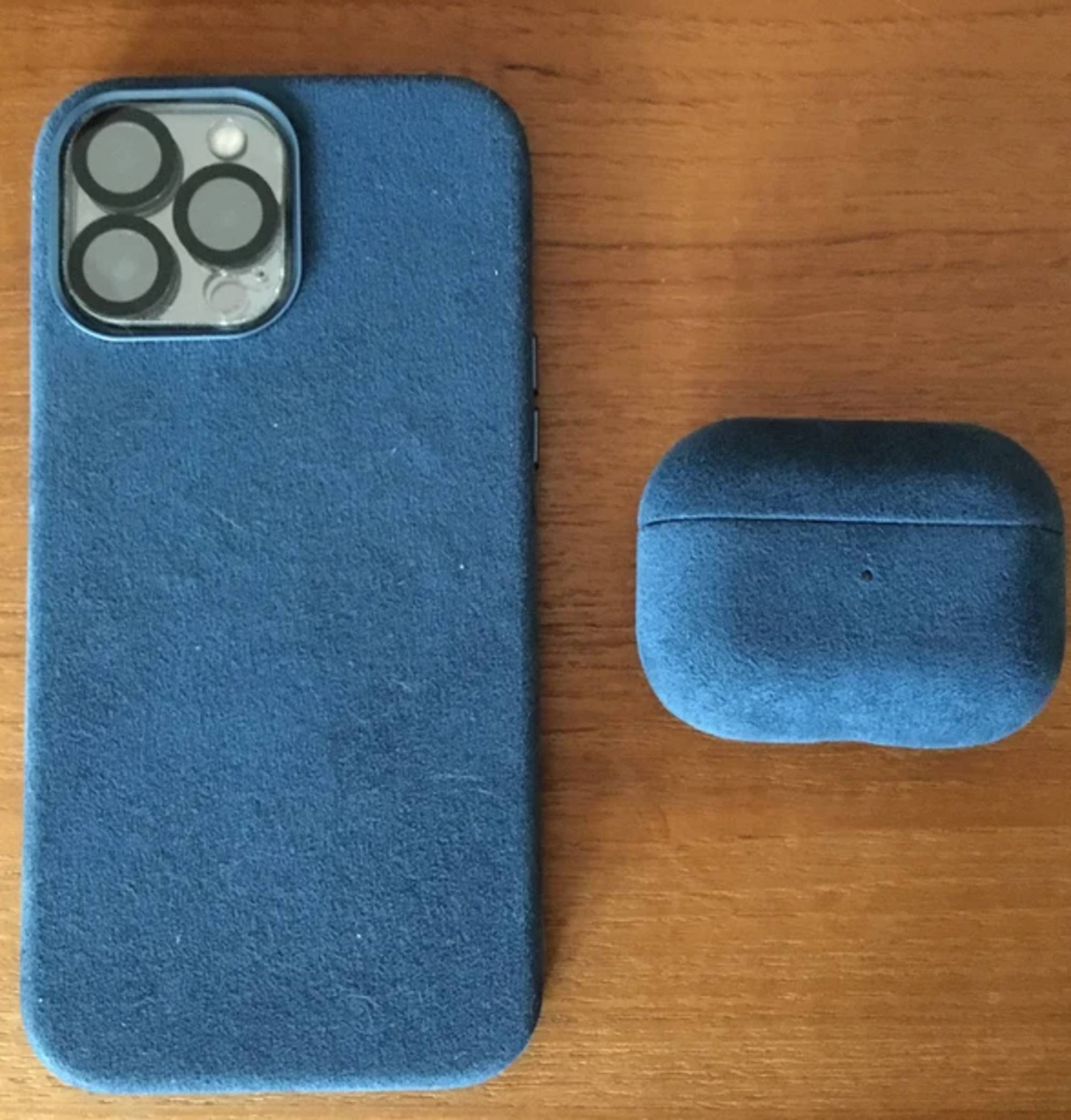 Capa em camurça Alcantara para iPhone 14 — Elio