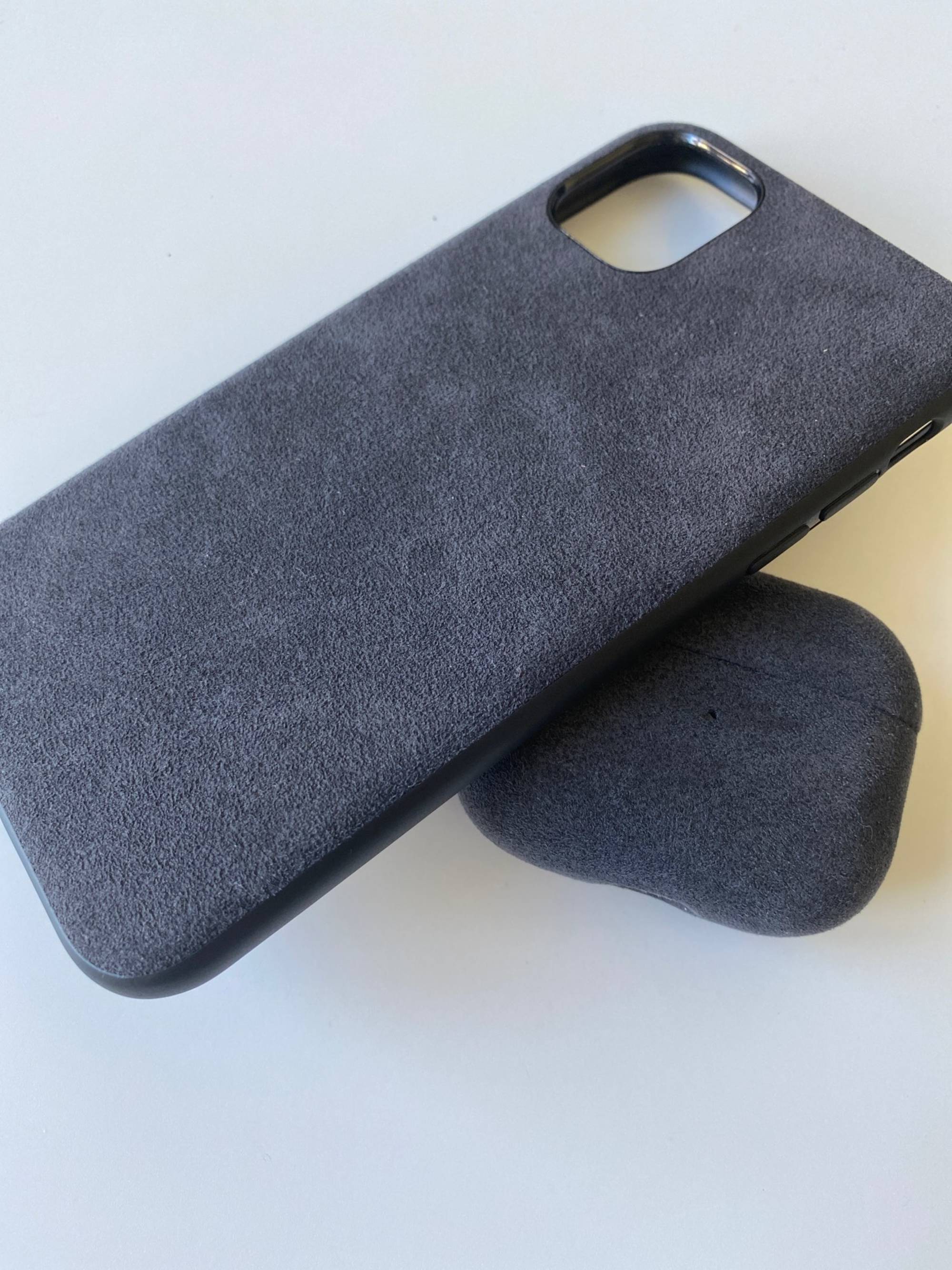 Capa em camurça Alcantara para iPhone 14 — Lesley