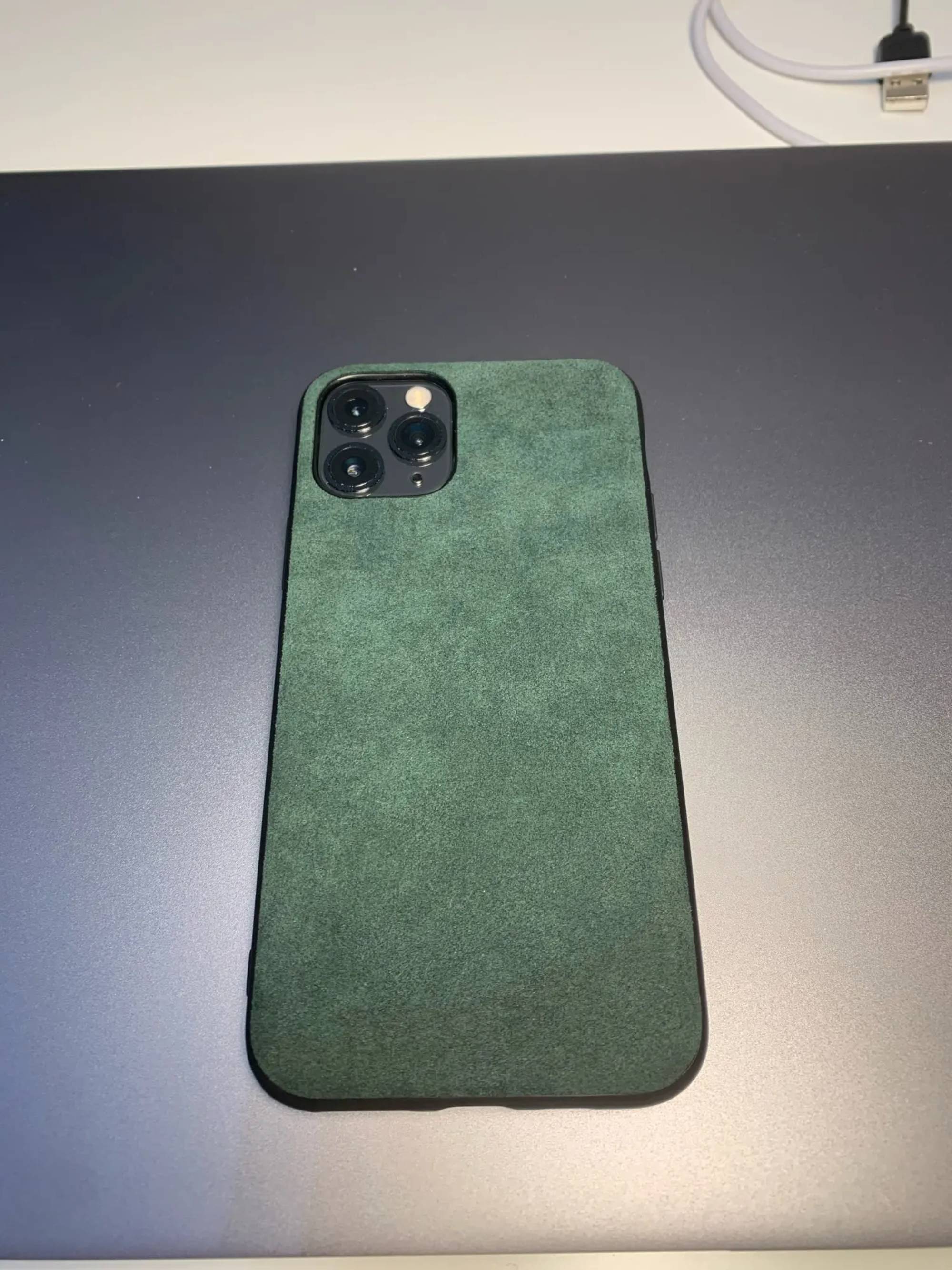 Capa para iPhone em Alcântara — Newton Monahan