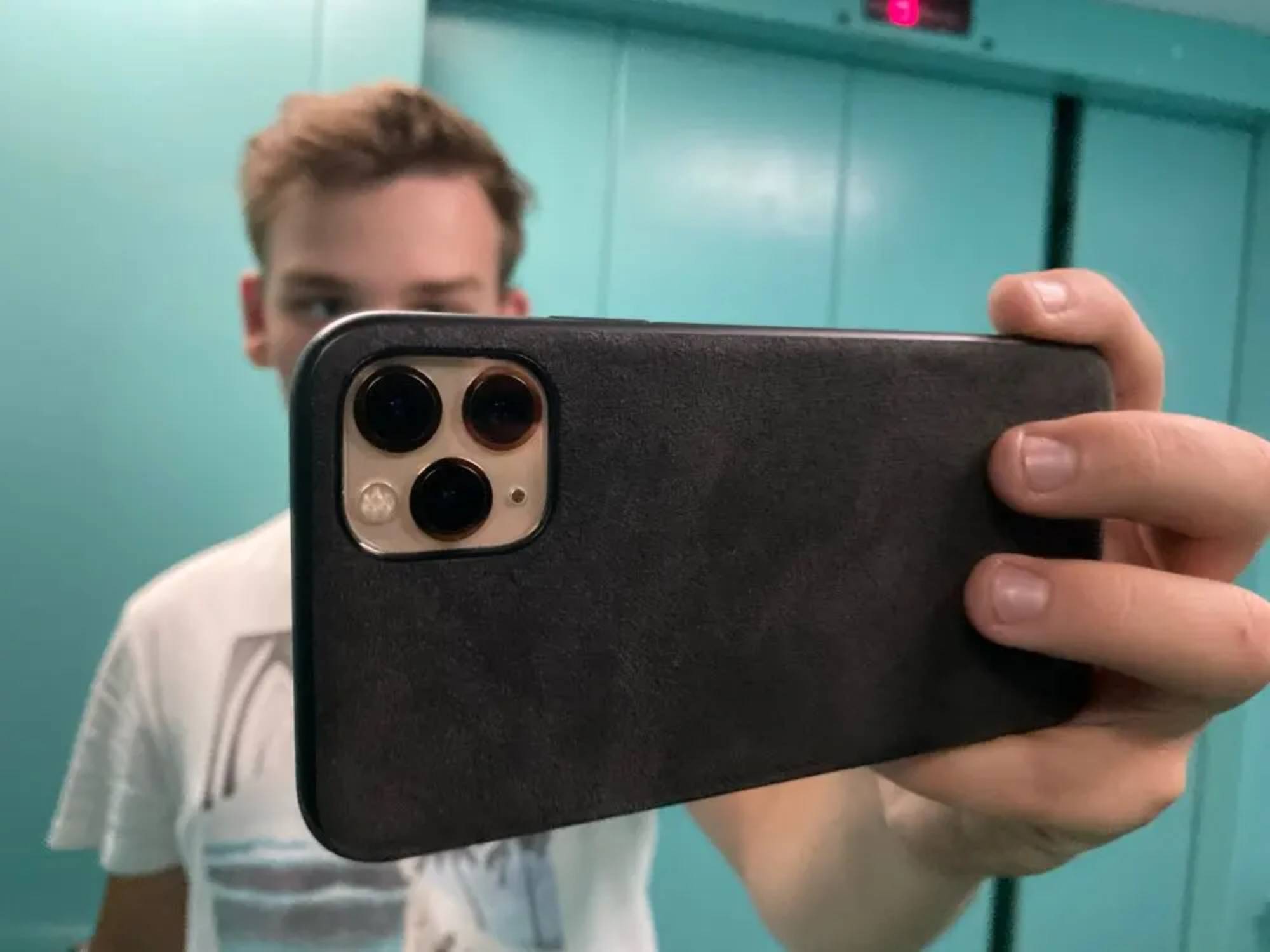 Capa para iPhone em Alcântara — Jacynthe Dietrich