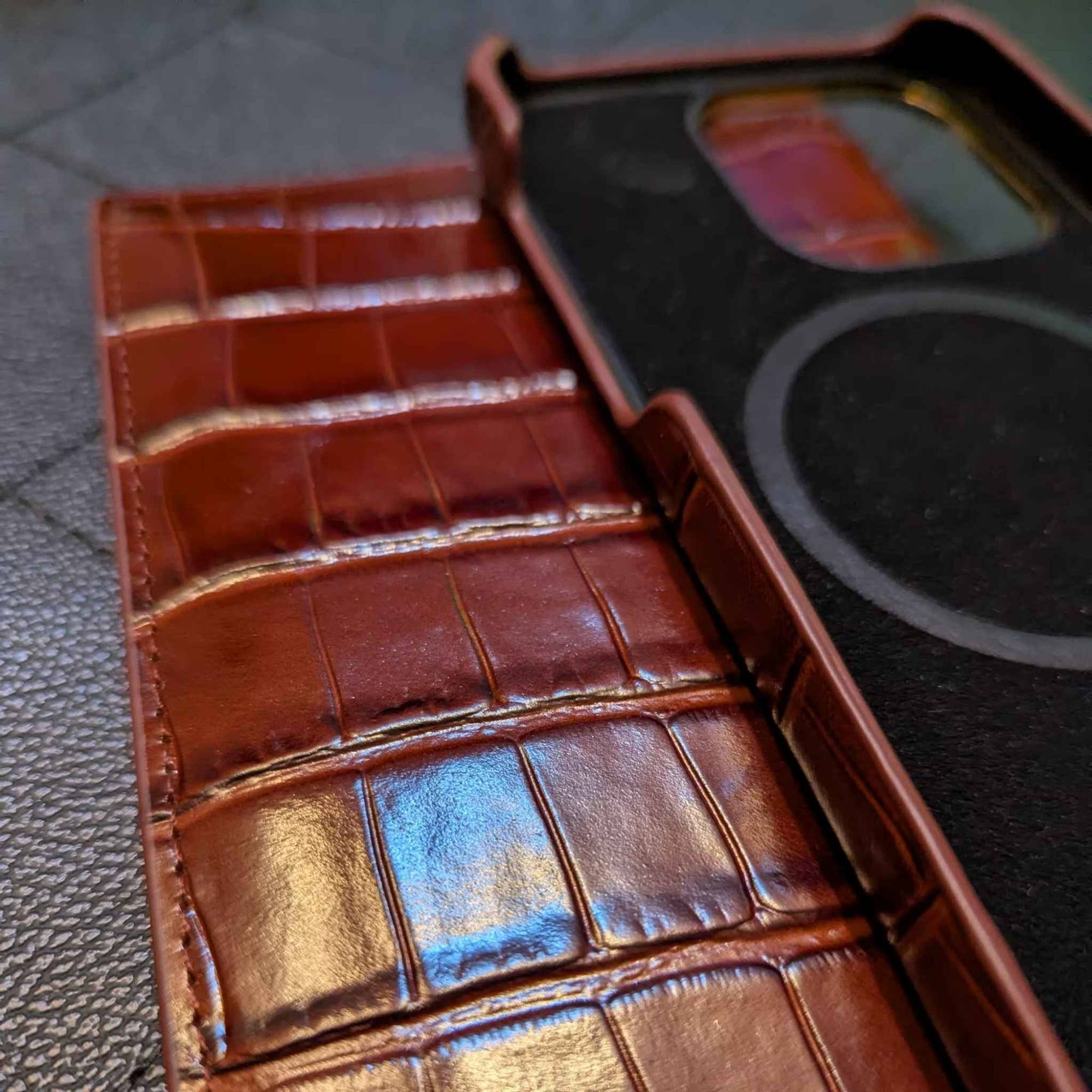 鱷魚壓紋真皮手機殼｜手工製作 iPhone 皮革保護套 — Logan89