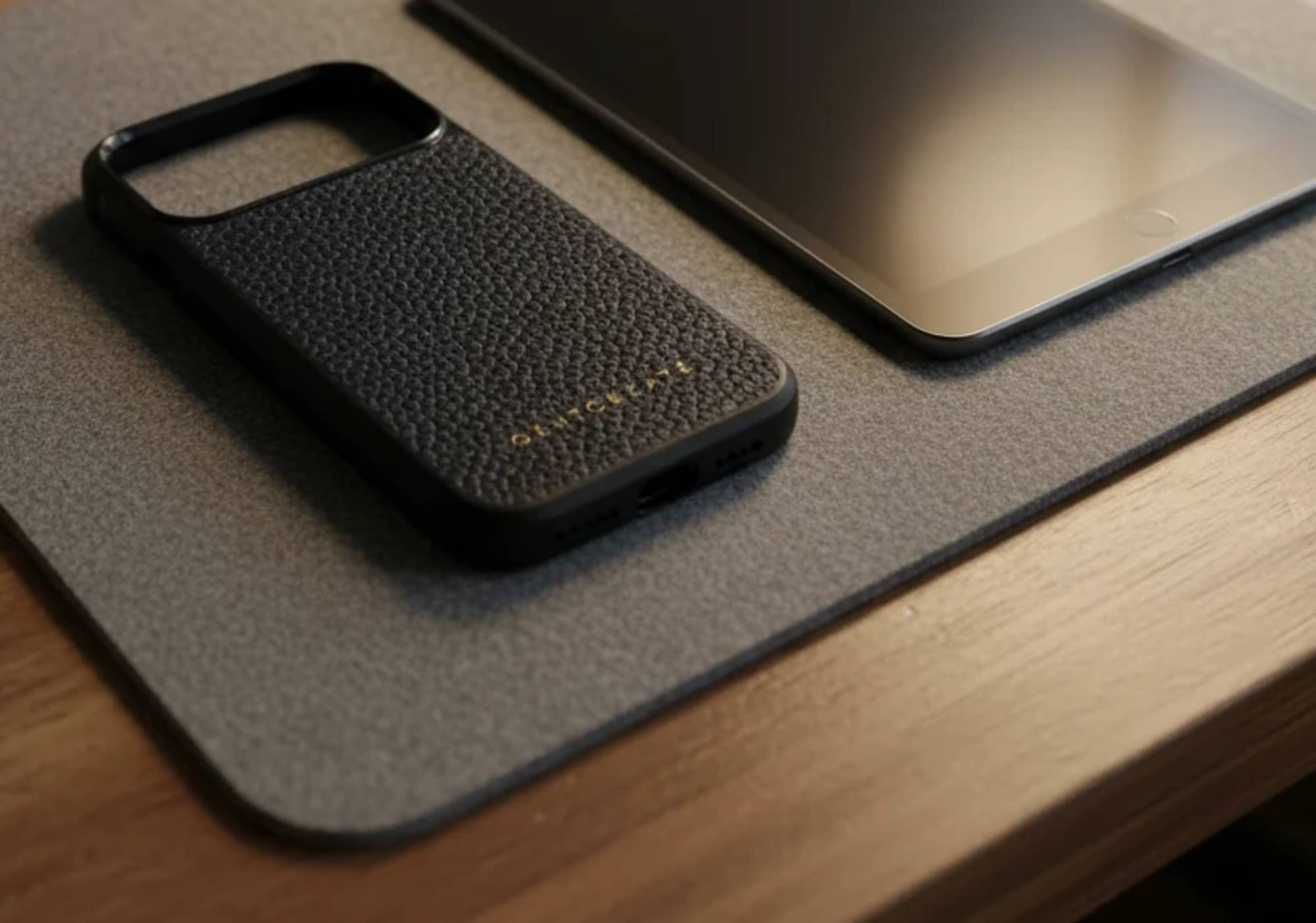 Δερμάτινη Θήκη iPhone με Ανάγλυφη Υφή Βότσαλου, Χειροποίητη — Orson Mora