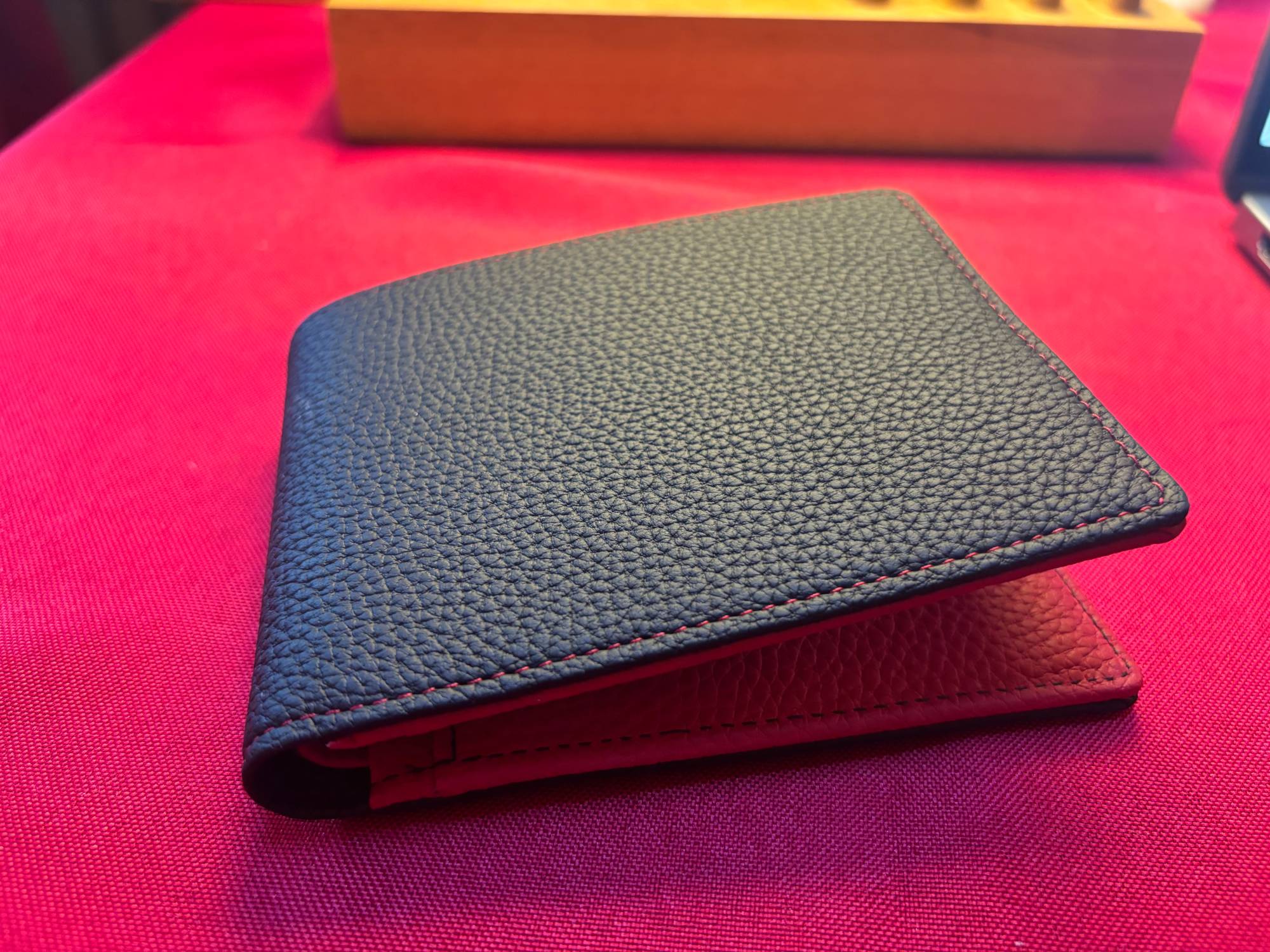 Classic 8 Card Bifold Black & Red Grained Leather Wallet