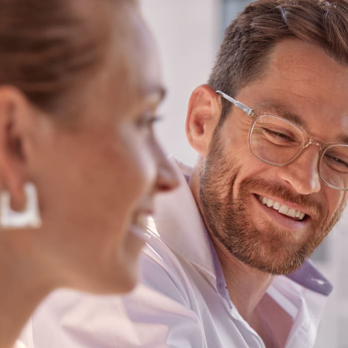 Lächelnder Mann und Frau