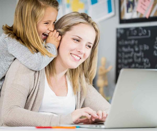 Mutter Tochter am Computer