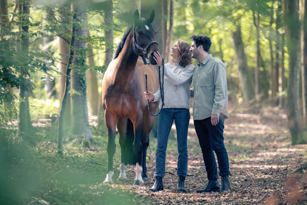 Dame mit Herr und Pferd in Wald