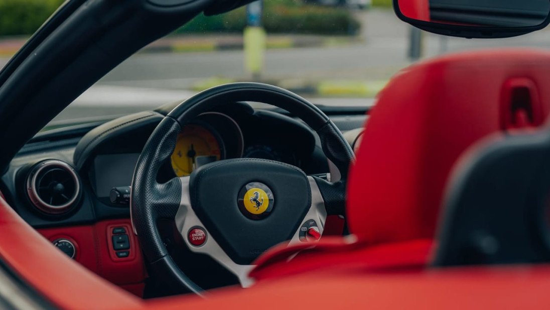 Perché il noleggio Ferrari California è l'esperienza che trasforma un weekend sul Lago di Garda in un ricordo indelebile