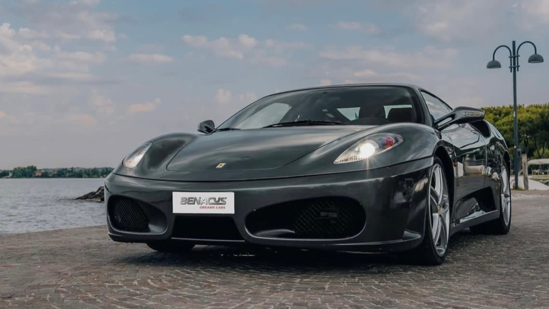 Noleggiare una Ferrari per un giorno al lago di Garda: trasforma il tuo sogno in realtà