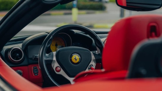 Perché il noleggio Ferrari California è l'esperienza che trasforma un weekend sul Lago di Garda in un ricordo indelebile
