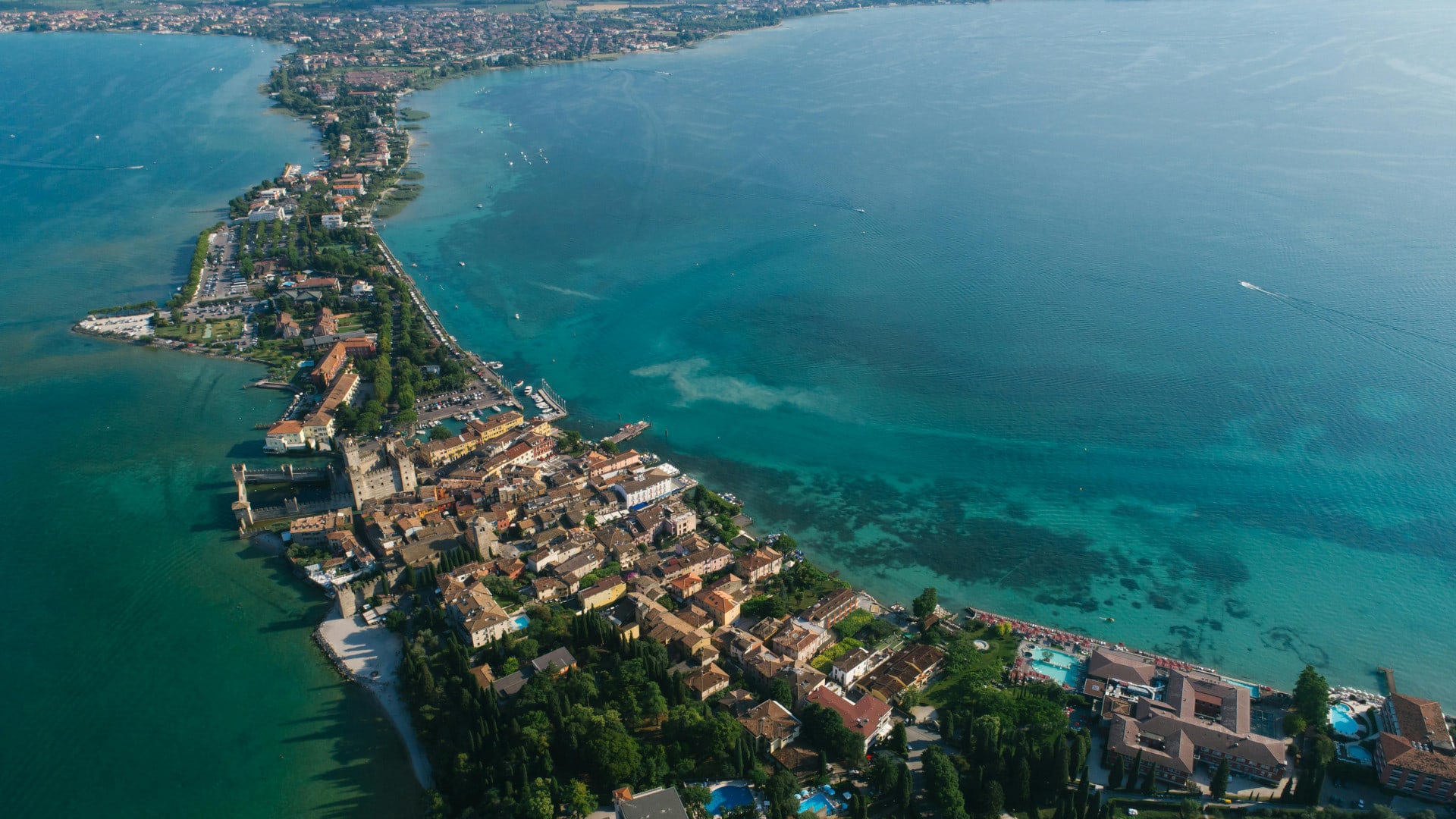 Il territorio perfetto per il tuo noleggio Ferrari California