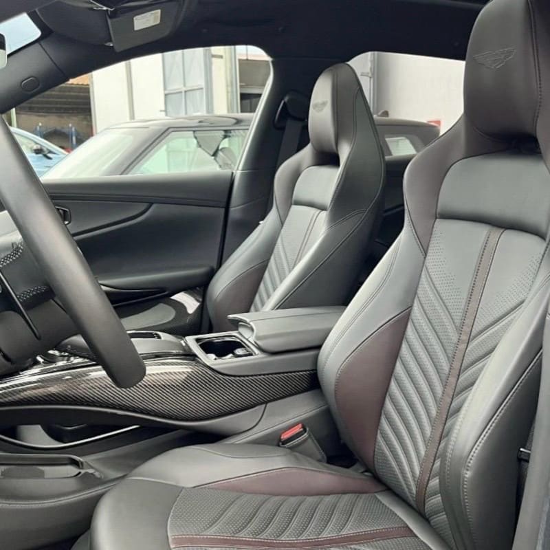 Noleggio Aston Martin DBX707: Interno