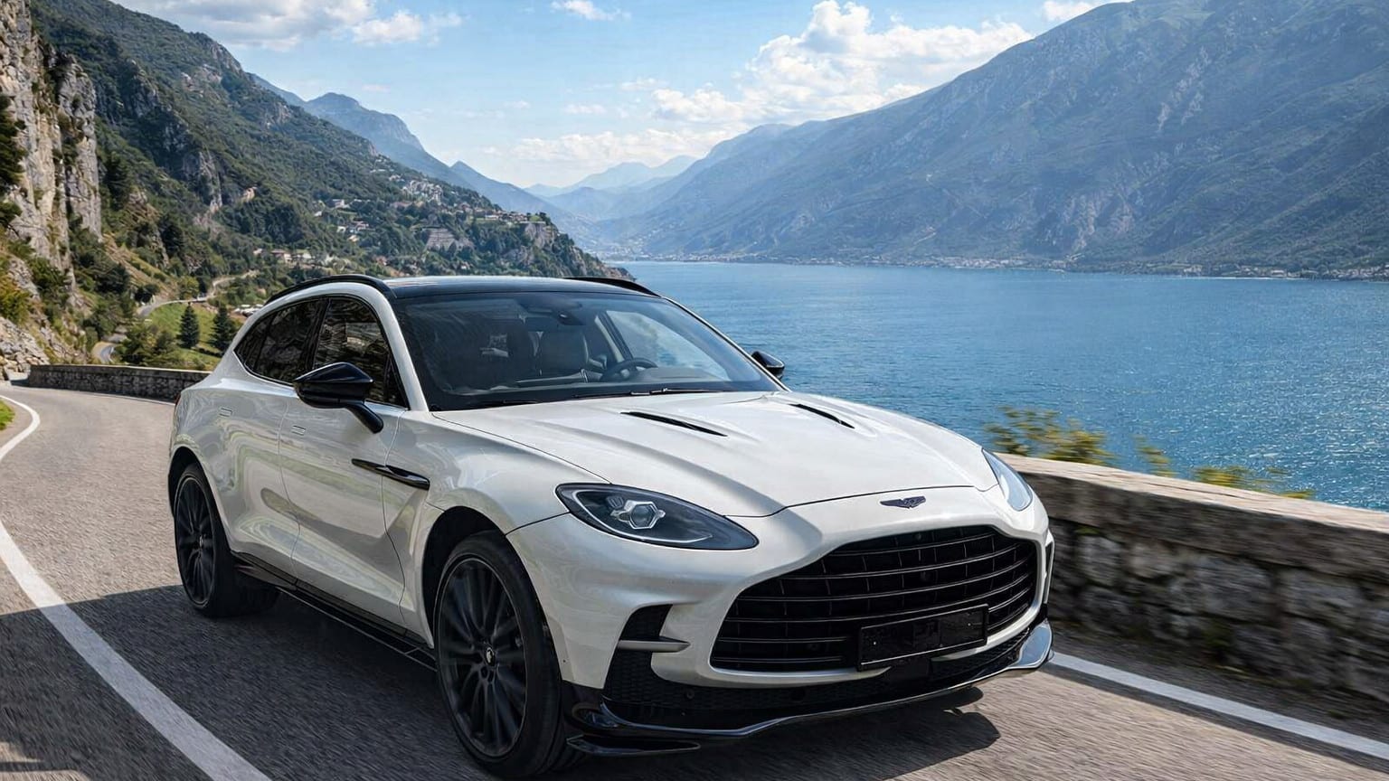 Aston Martin DBX707 e il parco auto Benacus