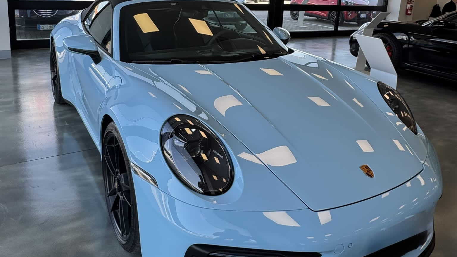 La Porsche 911 Carrera GTS Cabriolet Gulf Blue disponibile presso Benacus Dreams Cars
