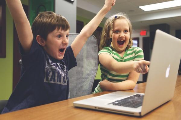 パソコンを見る二人の子供