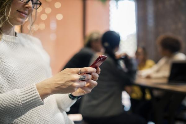 女性スマホ