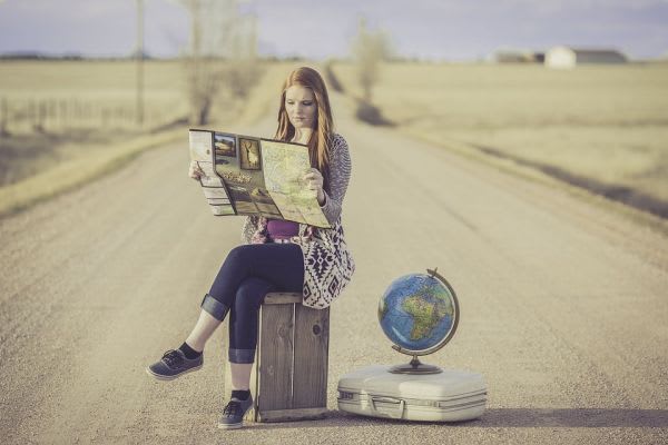 地図を広げる女性の写真