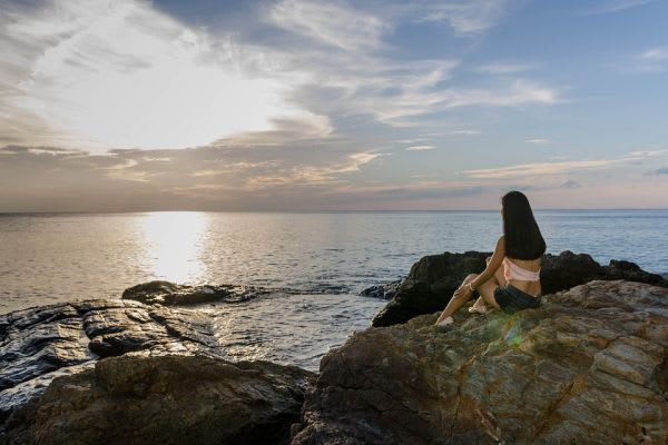 海辺の女性