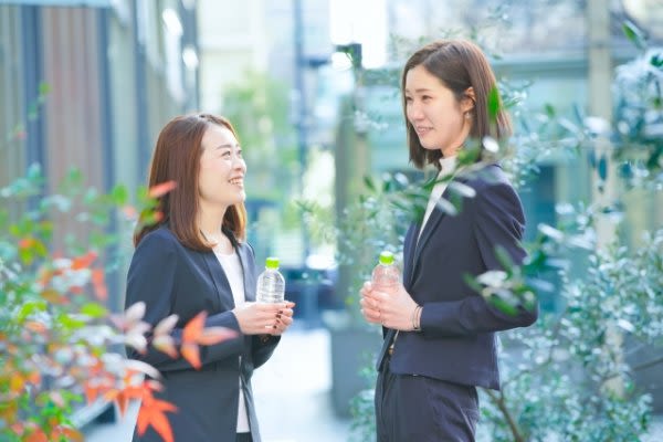 雑談する女性社員達