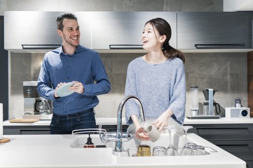 食器を洗う男性と女性