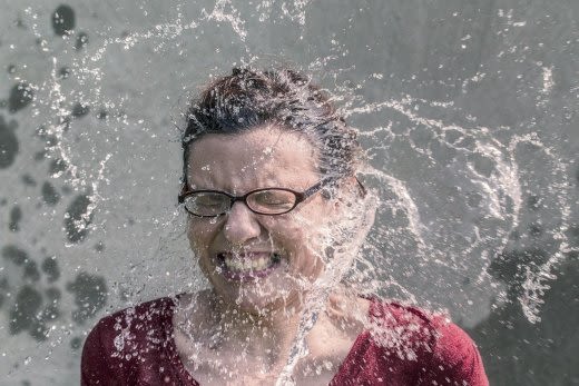 水を浴びる女