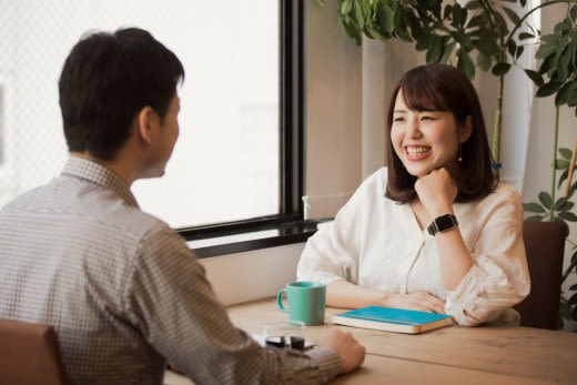 話し込む男女