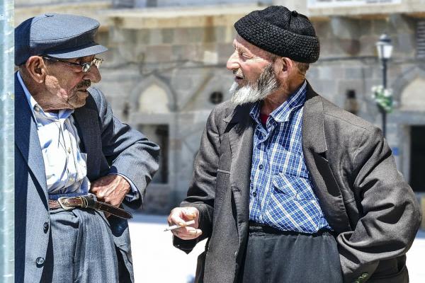 会話をする2人の男性