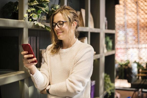 スマホをいじる女性