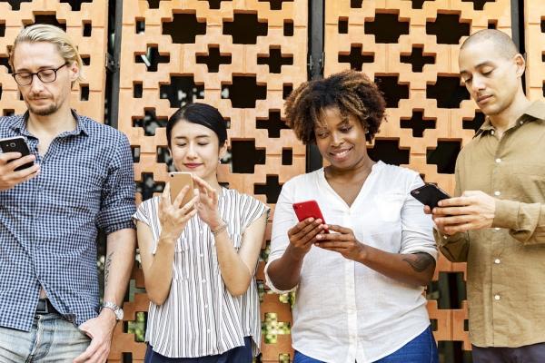 スマホを触っている女性