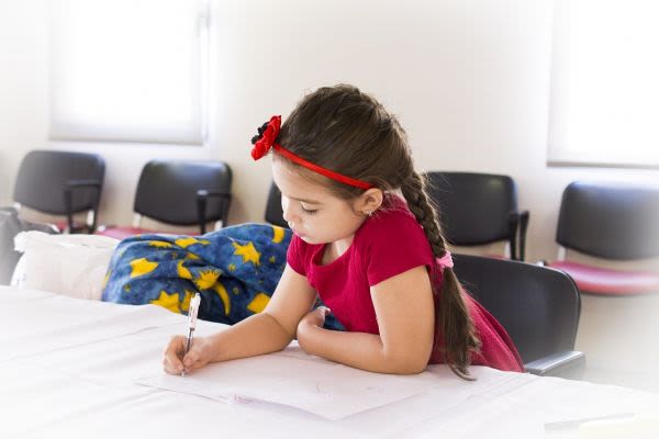 勉強する子供のイメージ