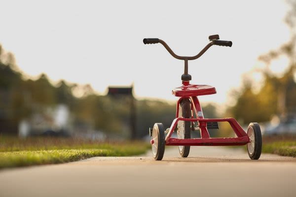 道端に取り残された三輪車