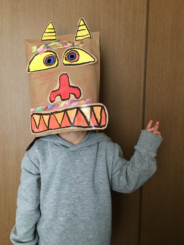 こうさくで遊ぶ子供