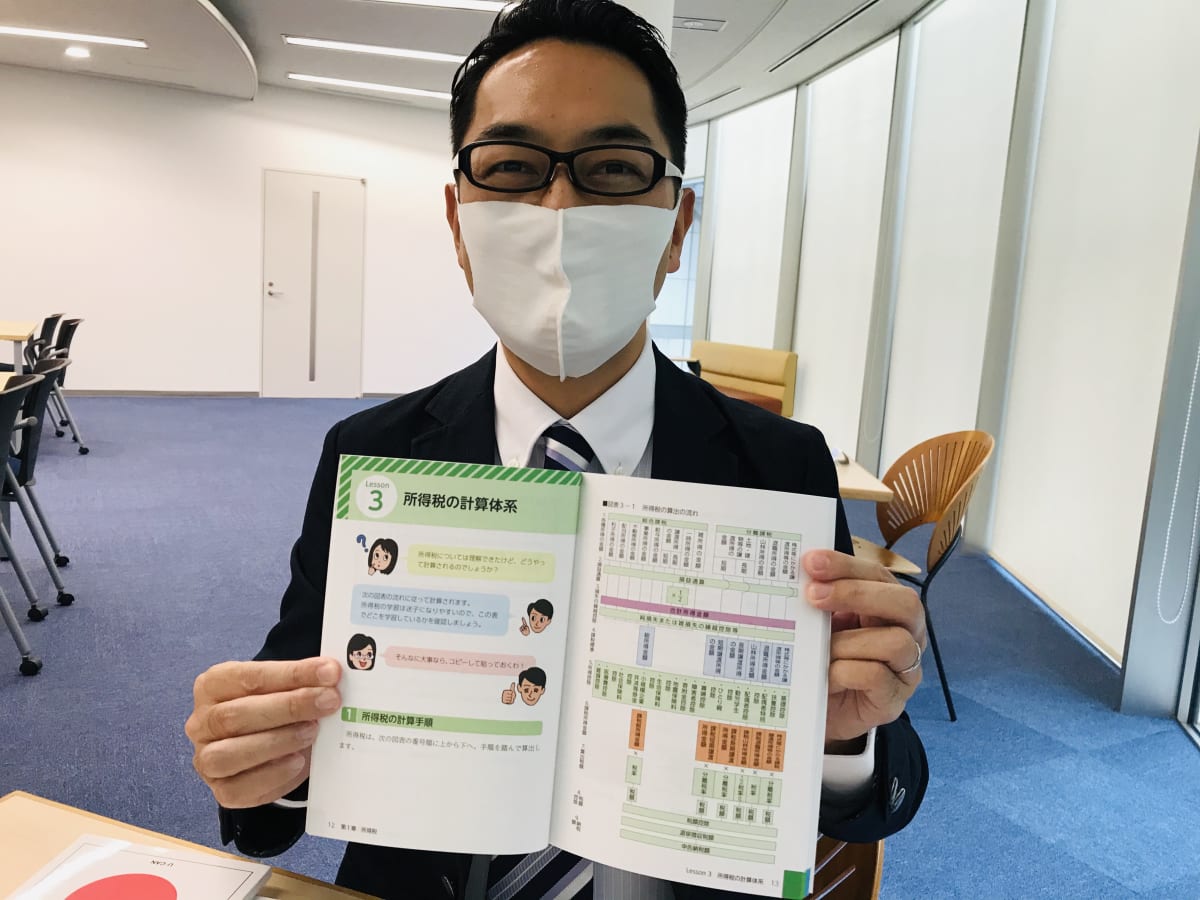 ユーキャンのテキストをもつ板垣様