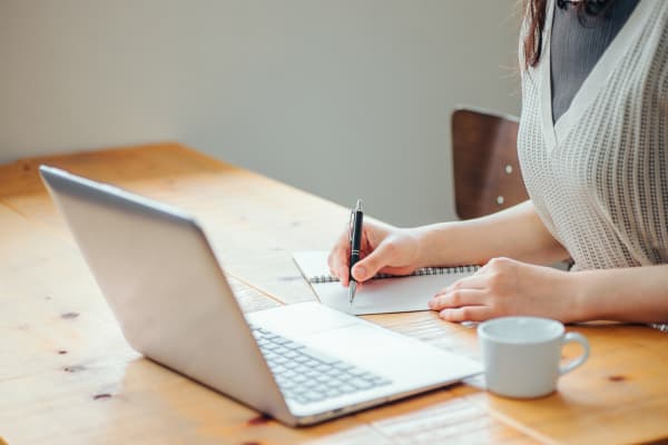 勉強している人