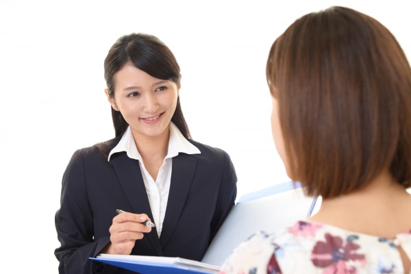 面接をしている女性
