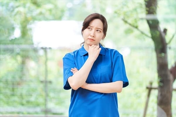悩む介護士