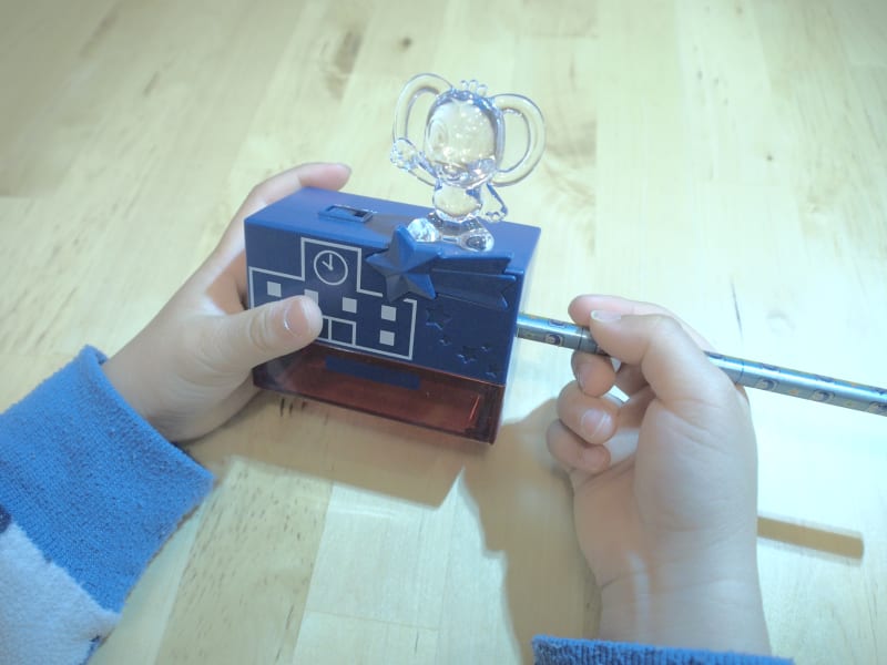 つまらなさそうに教材をやる子