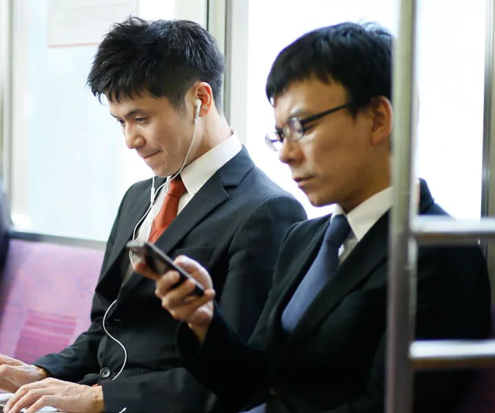 通勤中に学習する男性
