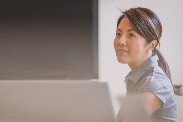 どこかを見つめる女性