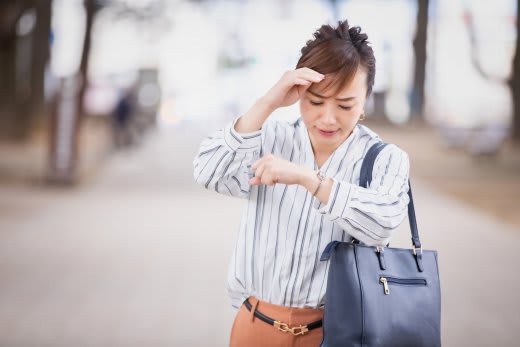 慌てる女性