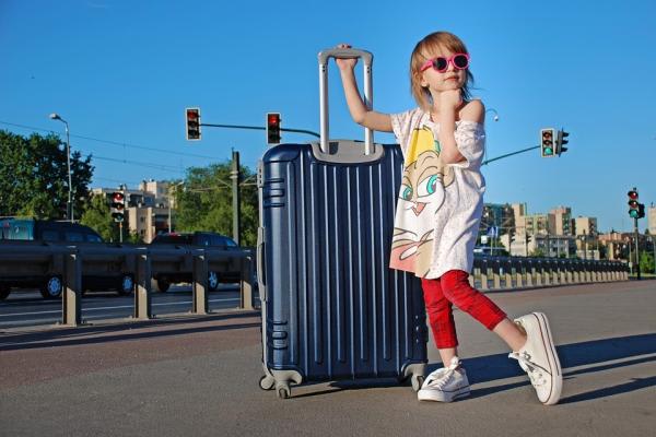 スーツケースを持つ女の子